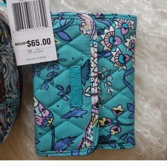 Vera Bradley RFID Blue Floral small billfold & Vera blad clear floral cosmetic - Picture 6 of 9